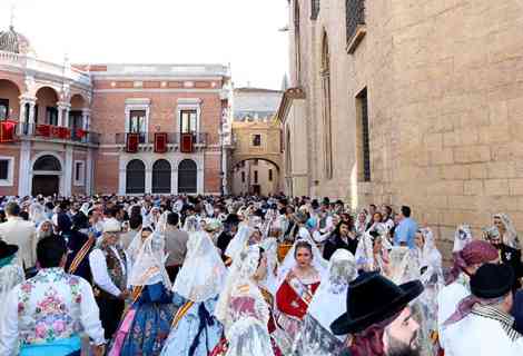 La comisiones falleras participaron en la procesión de la Mare de Deu dels Desamparats