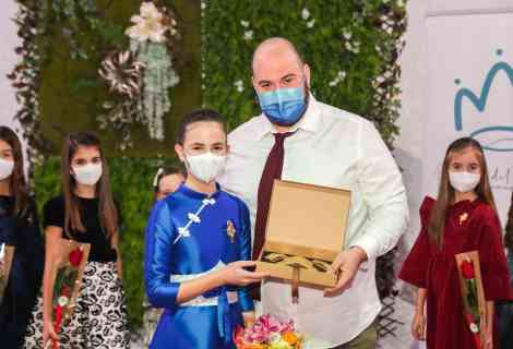 La Fallera Mayor Infantil y su corte recibieron las creaciones de Peineta del Turia