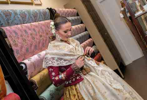 1700 vistió a Laura Mengó para la Dansà de les Falles