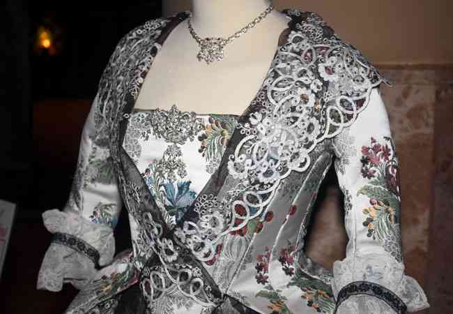 CAsins AAntic Westing  12 