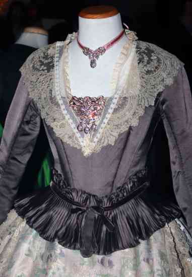 CAsins AAntic Westing  3 