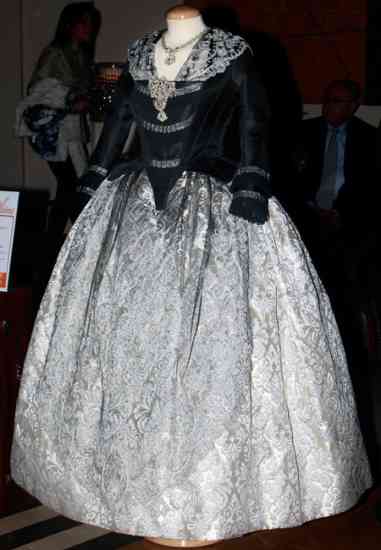 CAsins AAntic Westing  5 