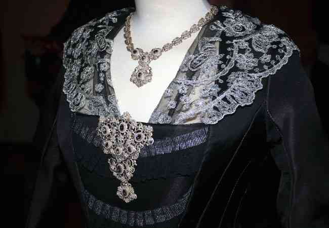 CAsins AAntic Westing  6 