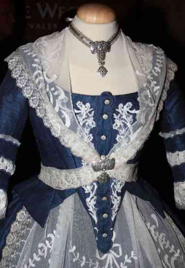 CAsins AAntic Westing  8 