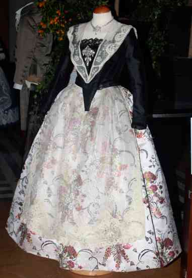 CAsins AAntic Westing  9 