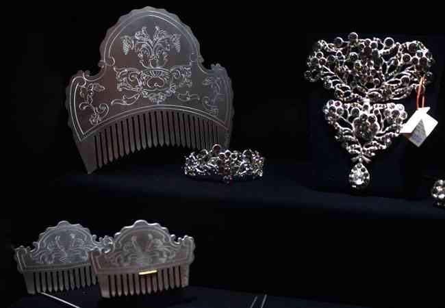 CAsins AAntic Westing  20 