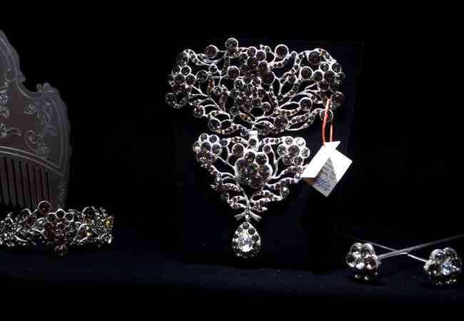 CAsins AAntic Westing  21 