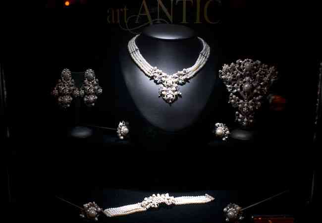 CAsins AAntic Westing  24 