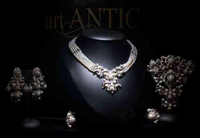 CAsins AAntic Westing  25 