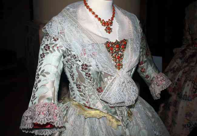 CAsins AAntic Westing  26 