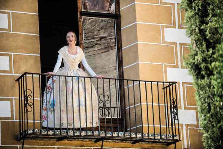 TRAJE 02 RAQUEL ALARIO 024