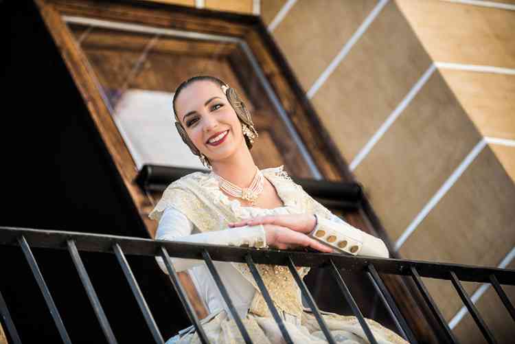 TRAJE 02 RAQUEL ALARIO 025