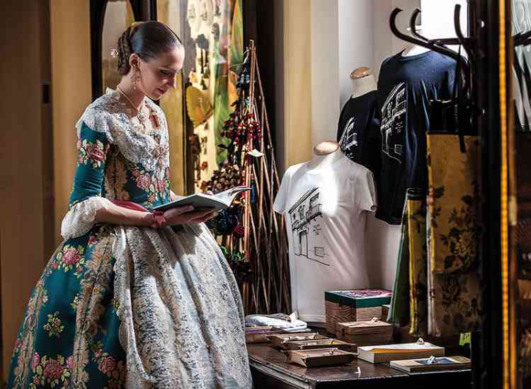 TRAJE 06 RAQUEL ALARIO 054