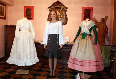 Entrega del traje del Gremio Artesano de Sastres y Modistas