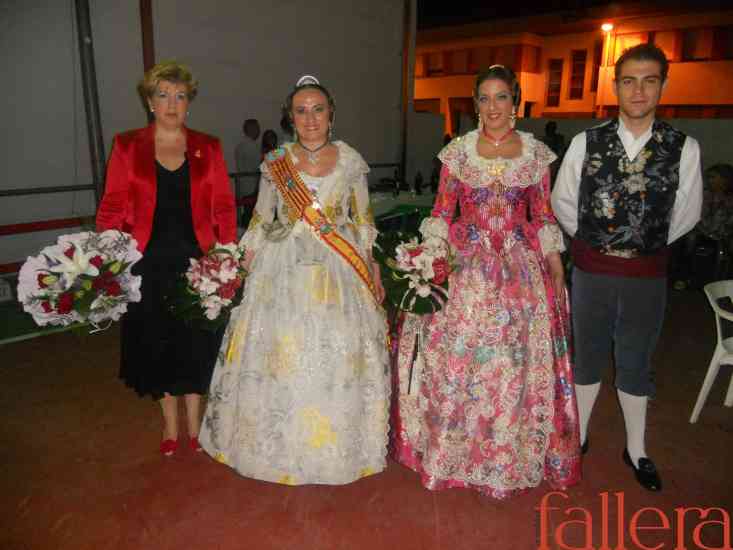 Falleras mayores de 2011 y 2012 con la alcaldesa  Pilar Lozano  y el presidente ejecutivo de junta local  Javi Marchuet
