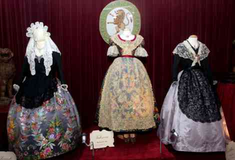 Amparo Fabra. Exposición de indumentaria