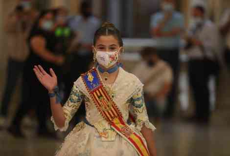 Todo preparado para la imposición de bandas en el Salón de Cristal