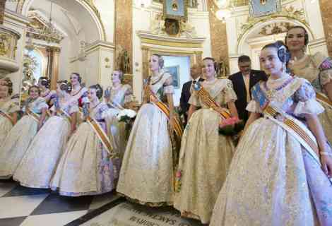 Las Falleras Mayores de Valencia realizan el Besamanos a la Mare de Déu
