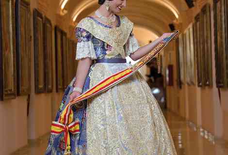 Los trajes de la Fallera Mayor de Valencia 2016