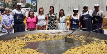 Las Falleras Mayores han acompañado a los socios de los centros para personas mayores 