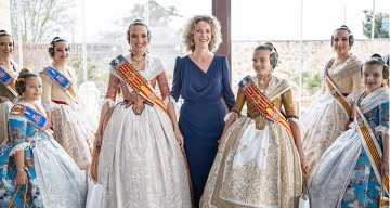 Las Falleras Mayores y sus Cortes de Honor reciben sus mantillas de Santos Textil