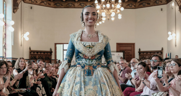 Amparo Fabra rindió tributo a la indumentaria valenciana Amparo Fabra rindió tributo a la indumentaria valenciana