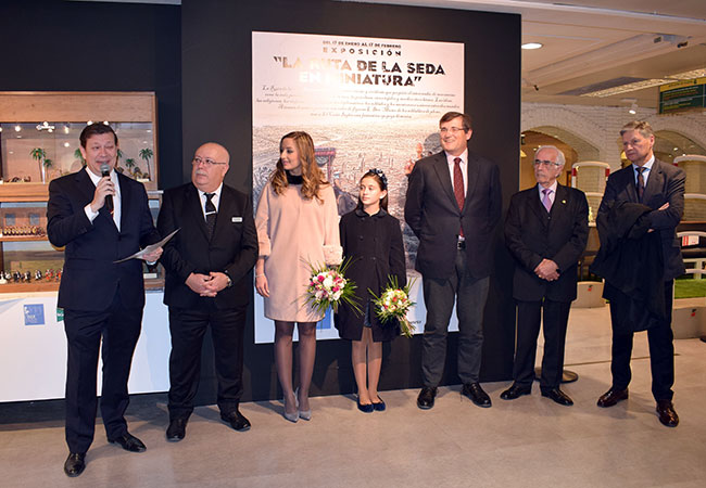 La Fallera Mayor de Valencia, Rocío Gil, y la Fallera Mayor Infantil, Daniela Gómez, en el acto de inauguración de la exposición junto con, de izquierda a derecha, Alejandro Noguera, director de L´IBER Museo de los Soldaditos de Plomo, Domingo Quesada, director de El Corte Inglés Pintor Sorolla-Colón, Pau Pérez Rico, director regional de Comunicación y Relaciones Institucionales, Josep García Bosch, vicepresidente de Junta Central Fallera y Vicente Genovés, presidente del Colegio del Arte Mayor de la Seda. 
