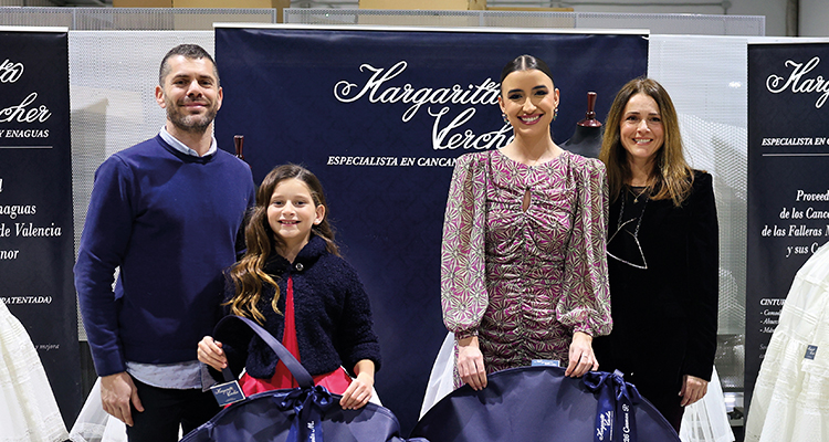 Margarita Vercher entregó sus cancanes a las Falleras Mayores