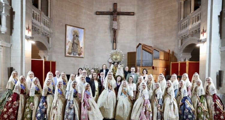 Las Falleras Mayores de Valencia participan en el besamanos a la Virgen de los Desamparados en la capilla de la Escolanía
