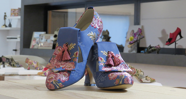 Graciliana Ráez y los zapatos de Carmen Prades