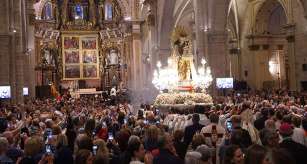 Valencia aclama a la imagen original de la Patrona en su procesión a la Catedral