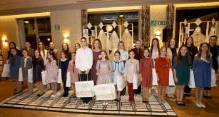 Santos Textil viste de gala el Palacio de Santa Clara con la entrega de sus manteletas y puntillas oficiales