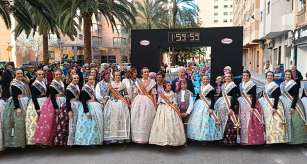 La Fallera Mayor de Valencia visitó la falla más larga de la historia