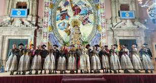 Centenares de falleros bailaron en honor a la Mare de Deu